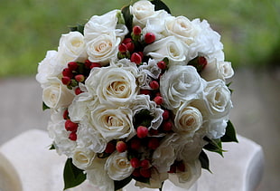 selective focus photography of bouquet of white petaled flowers