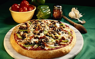 pizza with olives, mushroom, peppers and cheese HD wallpaper