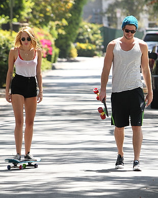 Miley Cyrus and Liam Hemsworth, Miley Cyrus, Liam Hemsworth, skateboard HD wallpaper