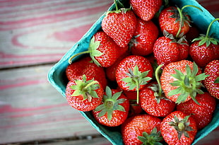 tilt shift lens photography of strawberries HD wallpaper