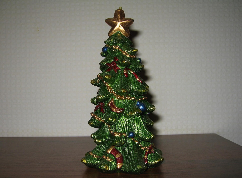 green and red ceramic christmas tree figurine HD wallpaper