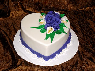 heart-shape cake with Call Lily and Rose flower decors