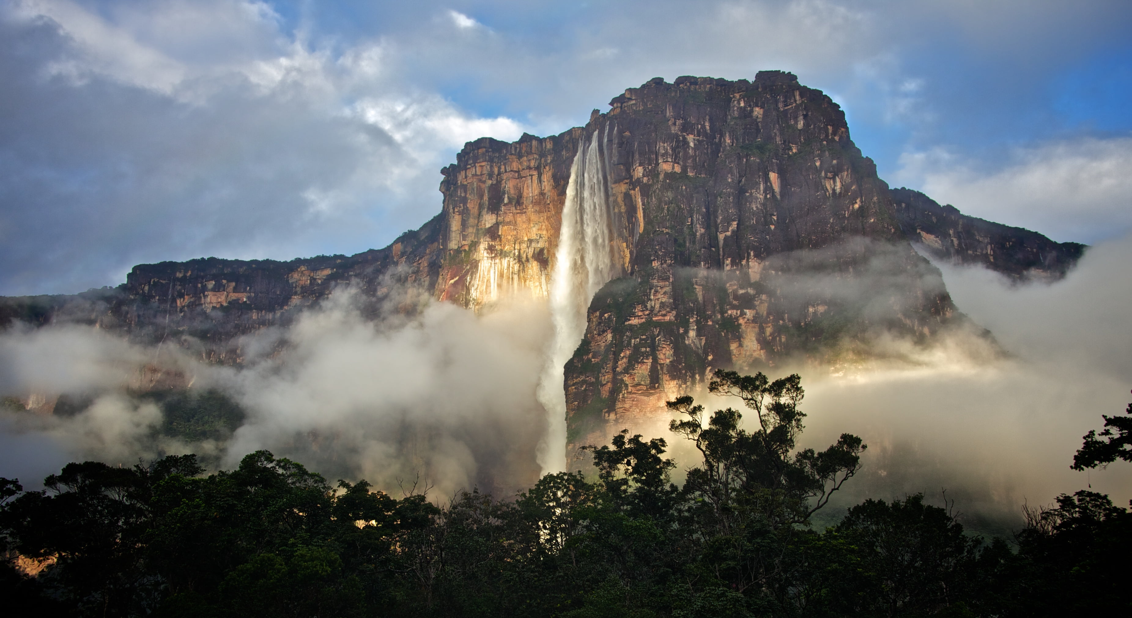 Водопад на гвианском плоскогорье. Водопад Анхель в Южной Америке. Южная Америка Гвианское плоскогорье. Гвианское плоскогорье Анхель. Венесуэльский водопад Анхель.