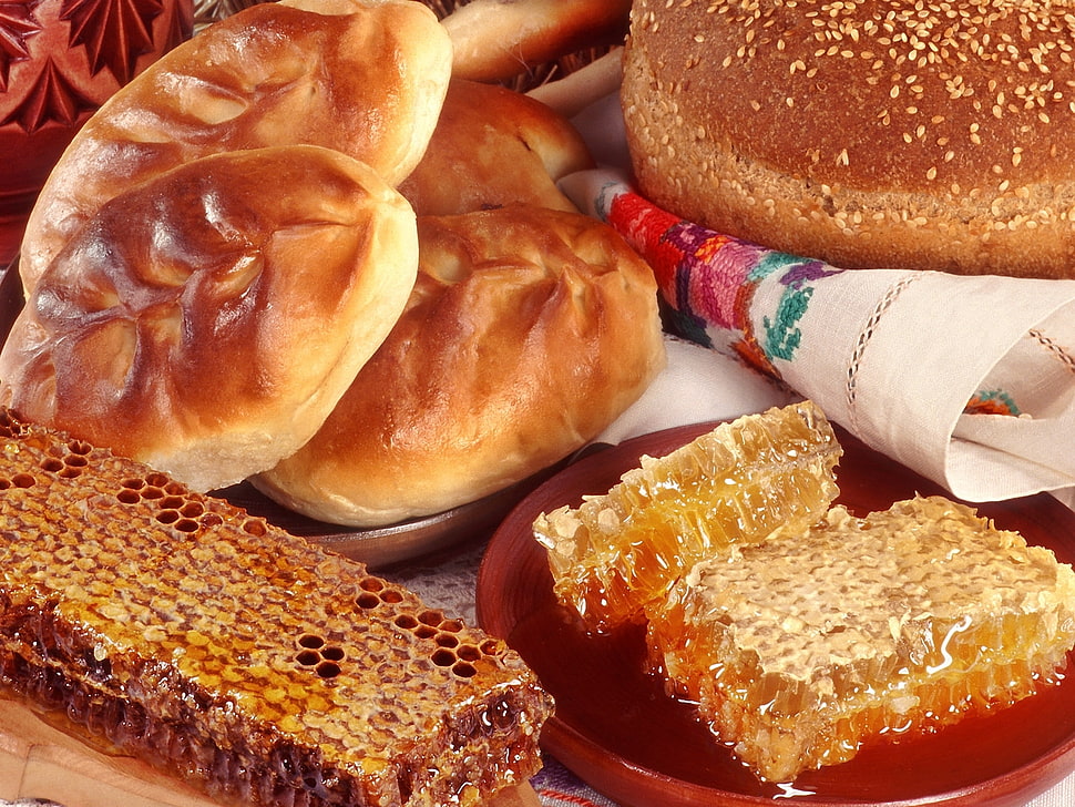 honeycomb beside breads HD wallpaper