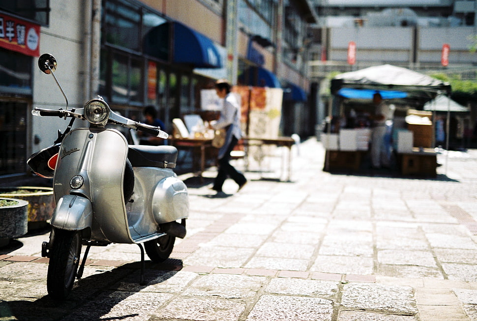 grey motor scooter near stall HD wallpaper
