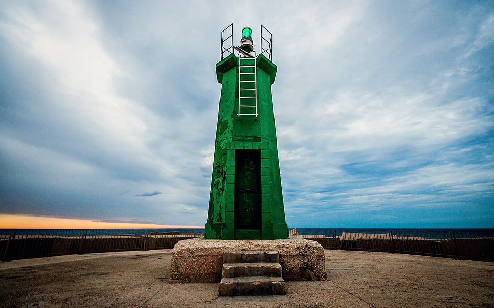 green lighthouse in close-up photography during daytime HD wallpaper