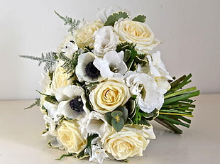 bouquet of white and yellow roses