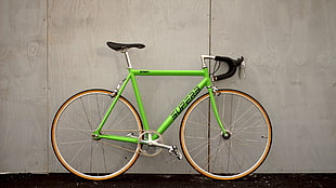 green racing bicycle HD wallpaper
