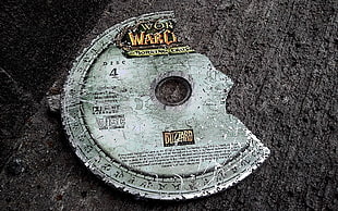 Blizzard Entertainment World of Warcraft disc, broken, World of Warcraft HD wallpaper