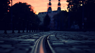 road to grey building during twilight HD wallpaper