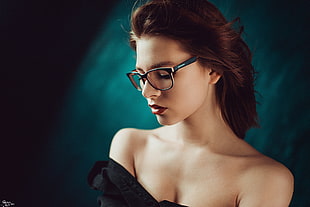 woman wearing eyeglasses