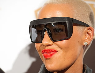 female artist wearing black sunglasses smiling HD wallpaper