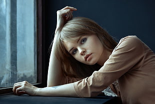 woman wearing brown long-sleeved top HD wallpaper