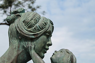 man and girl statue portrait