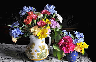 Tulips, Hydrangeas and Daisies in vase centerpiece HD wallpaper