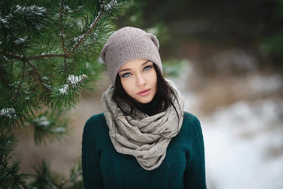 woman wearing grey knit cap and infinity scarf HD wallpaper