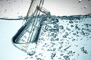 clear glass bottle, water, underwater, water drops, bubbles HD wallpaper