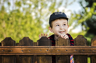 boy behind wooden fence HD wallpaper