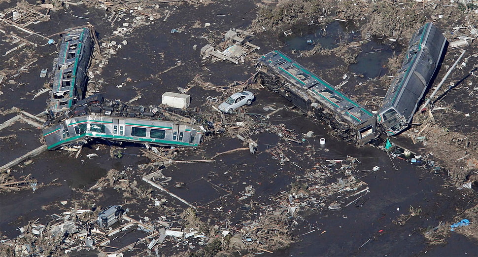 two green-and-black train toys, Tsunami HD wallpaper