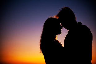 silhouette of man and woman looking at each other HD wallpaper