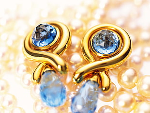 closeup photography of gold-colored jewelry