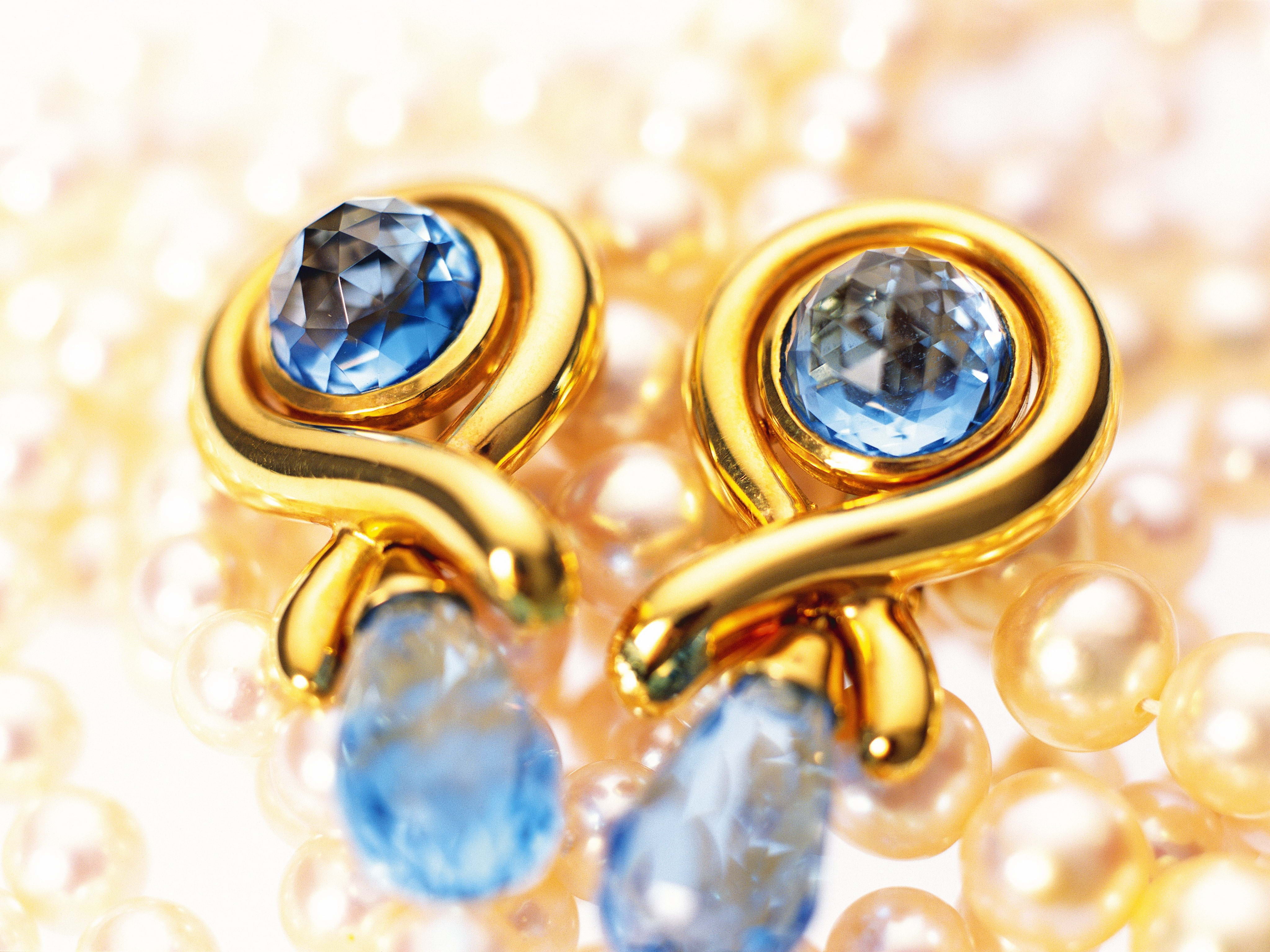 closeup photography of gold-colored jewelry