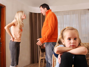 child crouching with woman and man behind HD wallpaper