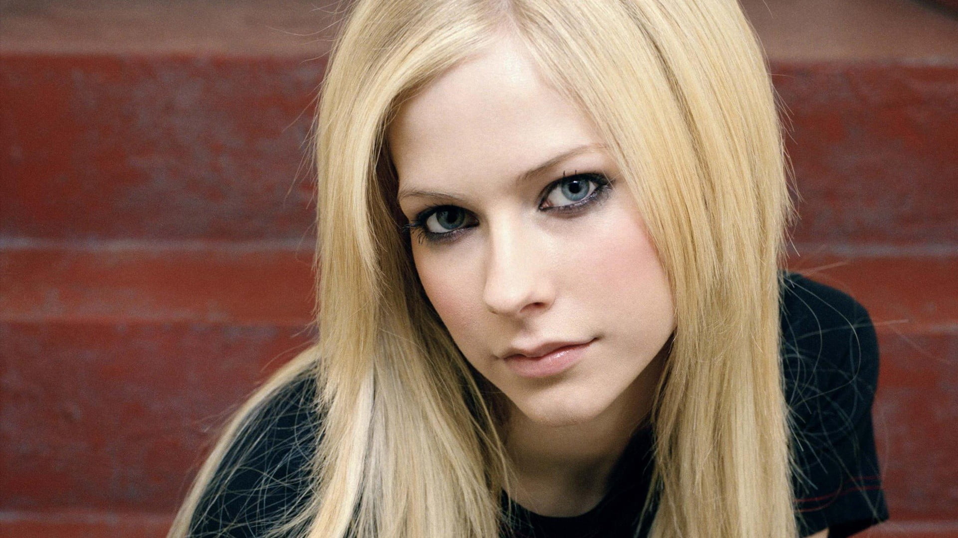 Avril Lavagne Avril Lavigne Blonde Blue Eyes Face Hd Wallpaper Wallpaper Flare 