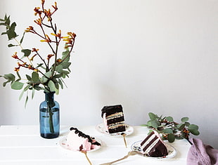 white cake near blue glass jar with flowers HD wallpaper