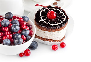 blackberry and red berries with cupcake HD wallpaper