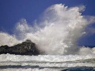 wave of water during day time