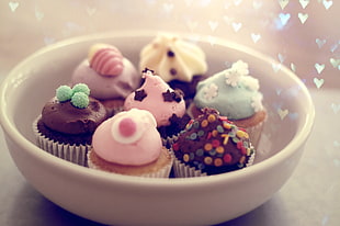 seven cupcakes with round ceramic bowl
