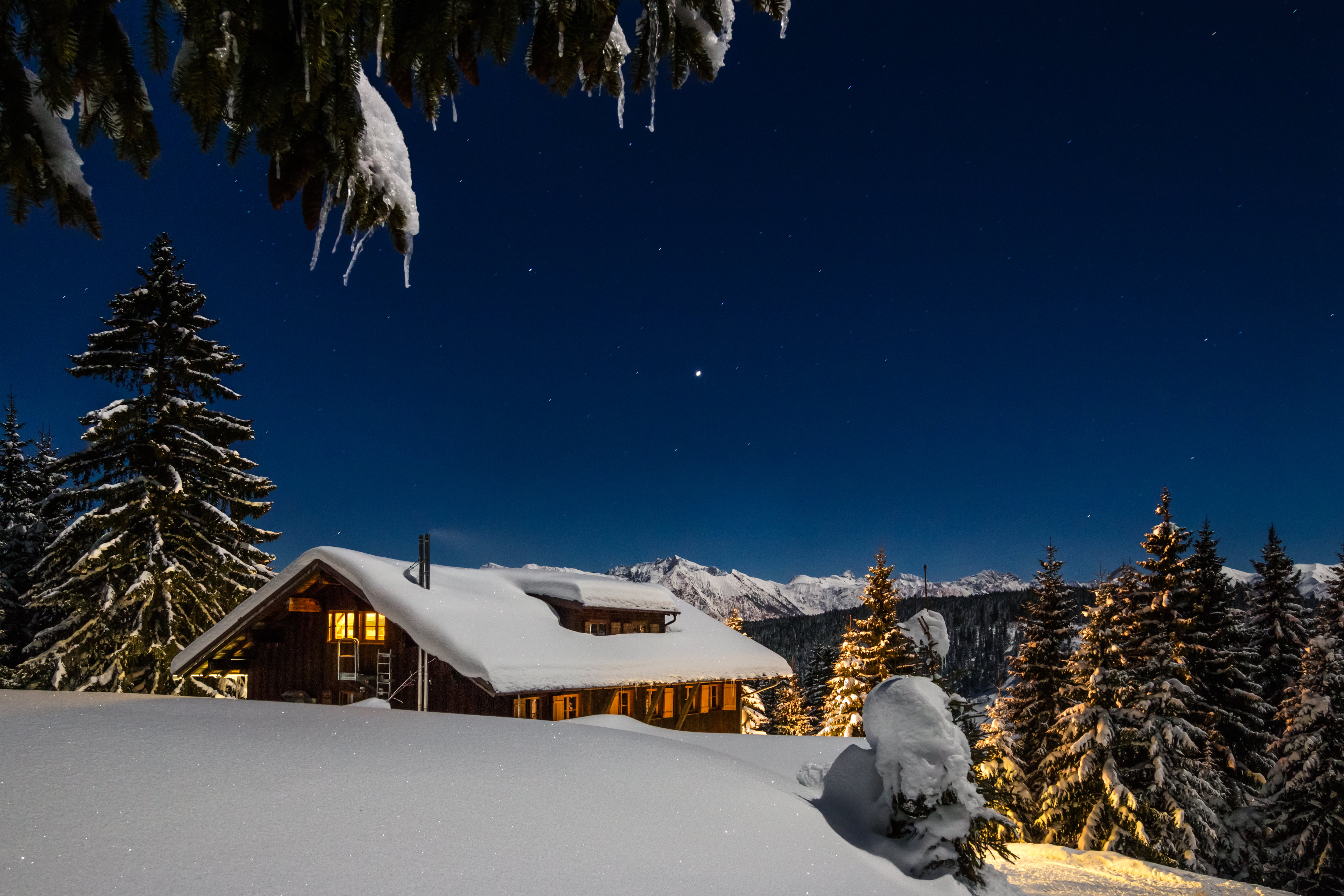 Best winter. Домик в снегу. Домик в горах зимой ночью. Канадский дом в снегу. Ночная зима домик в горах.