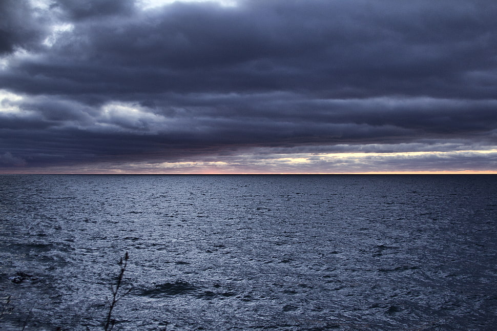 sea under black cloudy sky HD wallpaper