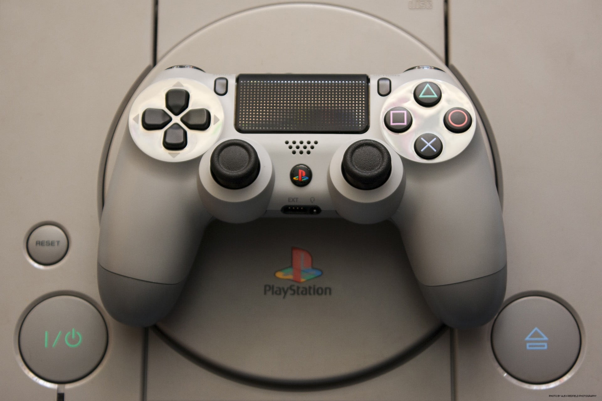 Playstation rus. Sony PLAYSTATION 4 20th Anniversary Edition. PS эмулятор Dualshock. Игровая приставка на 4 джойстика девяностых.