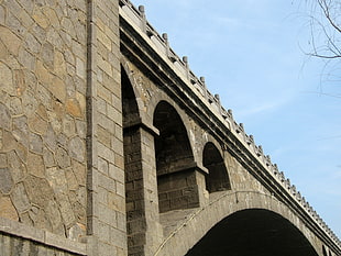 brown concrete bridge during daytime HD wallpaper