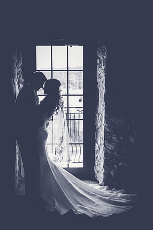 grayscale photography of newly-wed couple standing near grey wall HD wallpaper