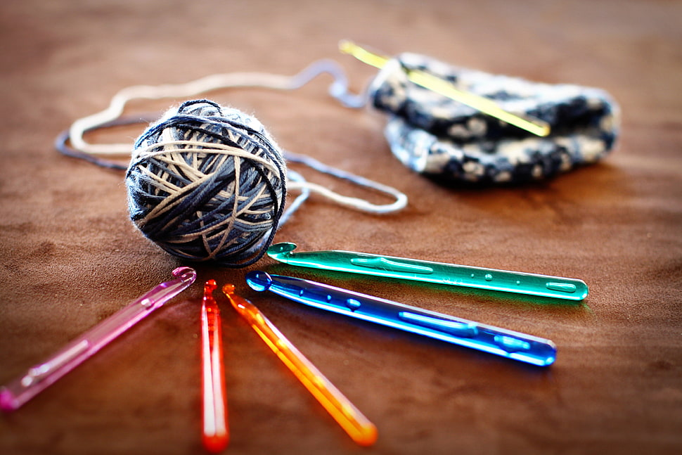 beige, blue, and black yarn HD wallpaper