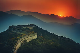 Great Wall of China during golden hour HD wallpaper