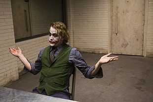 men's green button-up vest, Joker, Batman, The Dark Knight, Heath Ledger HD wallpaper