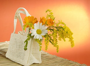 white and yellow petal flowers in white tote bag HD wallpaper