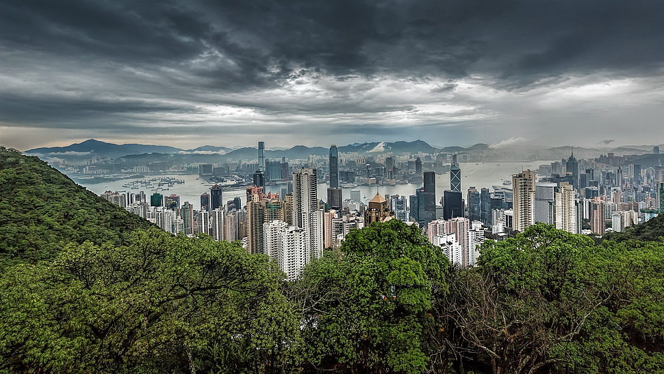 city highground photography with stormy weather HD wallpaper