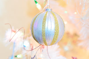 gray and yellow bauble