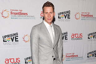 man wearing white inner grey single-button blazer HD wallpaper