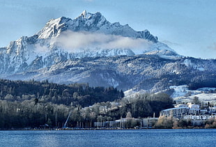 mountain beside body of water and building landscape photography, pilatus