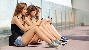 three women using black smartphones HD wallpaper