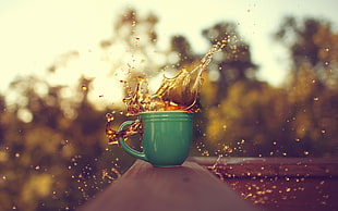 blue and red plastic toy, mugs, tea, macro, waves HD wallpaper