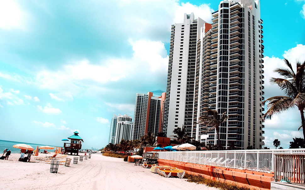 white concrete building, beach HD wallpaper