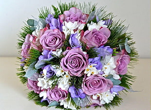 macro shot of white,purple,and,pink flower bouquet
