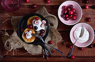 pancakes with cream and berries HD wallpaper